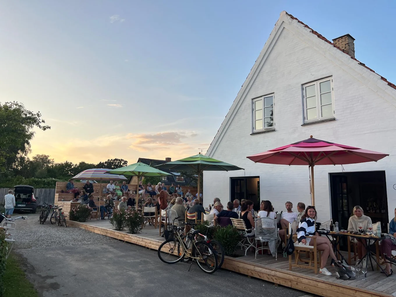 Solrig terrasse hos Plus-Eins Rørvig